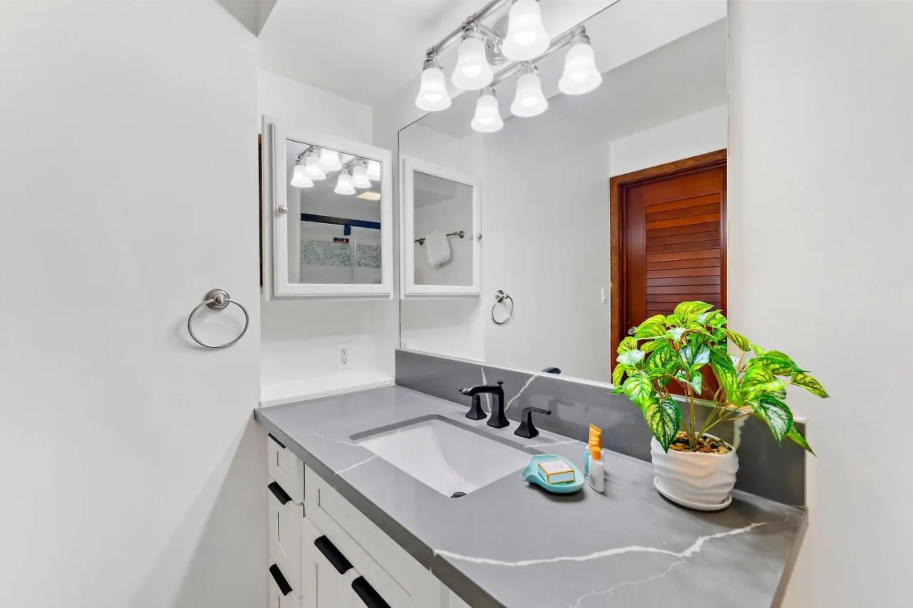Beautifully Remodeled Ocean View Condo With Free Parking هونولولو 0*,